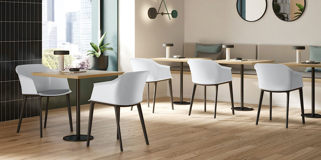 Espace détente meublé de fauteuils OPENY